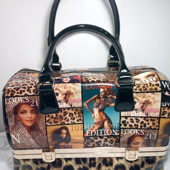 Handbags - Fashion magazine handbag with expandable bottom.
